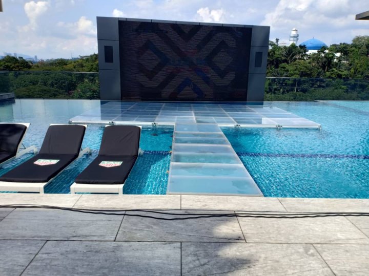 Main Stage: 16ft x 24ft